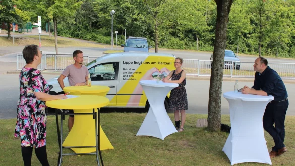 LZ-Redakteurin Marianne Schwarzer (links) moderierte das Gespr&auml;ch mit den Blomberger B&uuml;rgermeisterkandidaten (weiter von links) Timo Broeker (Die Gr&uuml;nen), Susanne Kleemann (CDU) und Christoph Dolle (SPD). Im Schatten der B&auml;ume diskutierten sie &uuml;ber die Zukunft Blombergs. - &copy; Karolina Schmidt