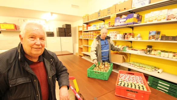 Dieter Schnitger (links) und Heinz-G&uuml;nter Petig stehen in den Tafel-R&auml;umen im D&ouml;rentruper B&uuml;rgerhaus. - &copy; Archivfoto: Jens Rademacher