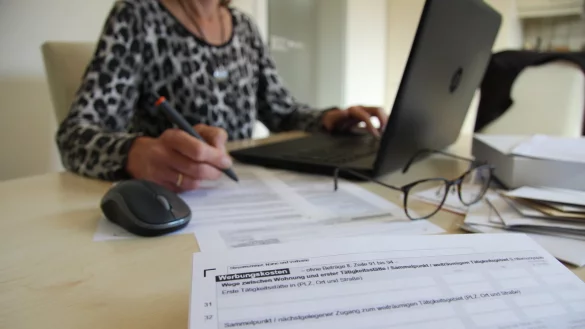 Im Home-Office fallen zus&auml;tzliche Kosten an. Werden diese vom Arbeitgeber nicht &uuml;bernommen, k&ouml;nnen B&uuml;romaterial, Stromauslagen & Co. als Werbungskosten steuerlich abgesetzt werden. Ein separates B&uuml;ro ist die Voraussetzung daf&uuml;r.&nbsp; - &copy; Kirsten Fuhrmann