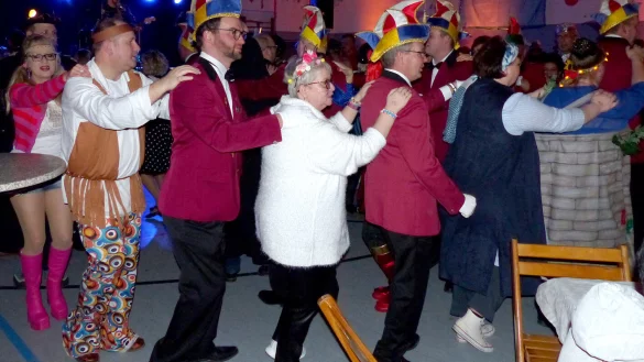 In Istrup wird in bunten und ausgefallenen Kost&uuml;men geb&uuml;hrend Karneval gefeiert. - &copy; Rudi Rudolph