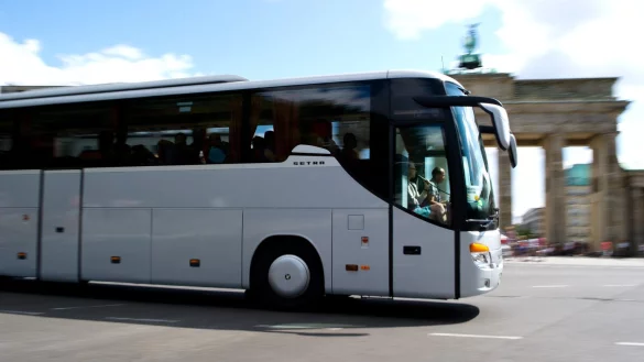 Reisebus - &copy; Foto: Daniel Bockwoldt/dpa