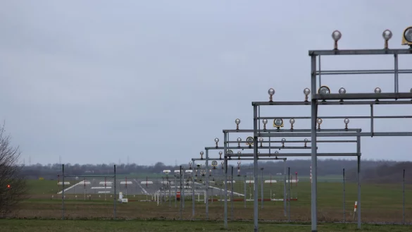 Die Start- und Landebahn des Flughafens Paderborn/Lippstadt mit der so genannten Befeuerungsanlage. - &copy; Jens Reddeker