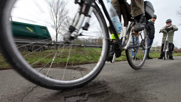 Risse im Asphalt und Senken, in denen sich Schlamm, Wasser oder Eis sammelt, machen Stra&szlig;en, wie den Lagenser Hellweg, unsicher. - &copy; Archivfoto: Bernhard Preuss