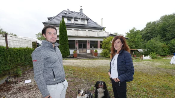 Sylvia Cord freut sich gemeinsam mit ihren Sohn Dustin schon auf n&auml;chsten Sommer, wenn das "Waldschl&ouml;sschen" in neuem Glanz er&ouml;ffnen soll. F&uuml;r Hunde wie "Happy" (links) und "Aimy" soll es dann einen speziellen Auslaufbereich geben. Die Kiesfl&auml;che wird zur S&uuml;d-Terrasse umgebaut, die Steinbr&uuml;stung auf dem Dach des Vorbaus wird einem Gel&auml;nder weichen. An der Dachgaube ist einer der Notausstiege zu sehen, die wegen Brandschutz-Vorschriften installiert werden mussten. - &copy; Jost Wolf