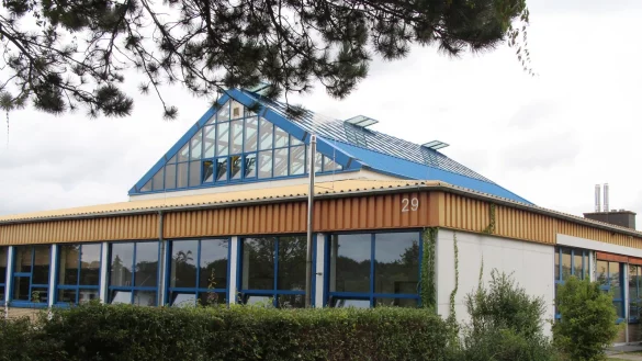 Der zweigeschossige Anbau, der die Verwaltung beherbergt, f&auml;llt durch sein Glasdach auf. Doch er liegt ung&uuml;nstig, hat viel Fl&auml;che, die kaum nutzbar ist, und einen hohen Sanierungsbedarf. - &copy; Dieter Asbrock