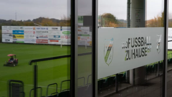 Das Spielfeld spiegelt sich in der Glasfassade vom H&auml;cker Wiehenstadion. Im Fu&szlig;ball DFB-Pokal trifft der SV R&ouml;dinghausen in der 2. Runde auf den FC Bayern M&uuml;nchen. Das Spiel findet in Osnabr&uuml;ck statt. Der SV R&ouml;dinghausen spielt aktuell in der Fu&szlig;ball-Regionalliga West. - &copy; Friso Gentsch/dpa