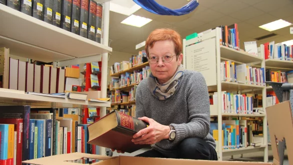 Schwere Kost: An der Brockhaus-Enzyklop&auml;die h&auml;lt die Leiterin der Stadtb&uuml;cherei, Karin G&uuml;ll&uuml;g, f&uuml;r den Umzug ins Technikum fest. Einige B&uuml;cher m&uuml;ssen aber genauso wie Teile des Mobiliars vor&uuml;bergehend ausgelagert werden. - &copy; Wolfgang Becker