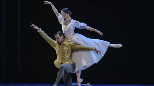 Zum Adagio von Adolphe Adam faszinierten Soyoung An und Pedro Frizon mit einem Pas de deux aus „Giselle“. - © Bettina Stoess