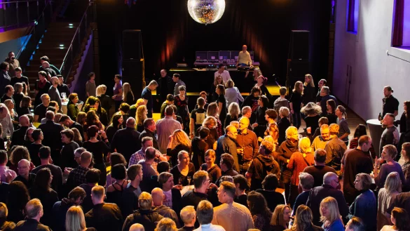 Rund 600 G&auml;ste feierten in der ausverkauften Stadthalle die Kult-Musikkneipe "Hunky Dory". - &copy; Raphael Bartling