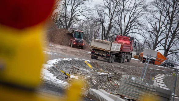 Die Bahnhofstra&szlig;e bleibt auf H&ouml;he der Br&uuml;cke noch mehrere Monate gesperrt. - &copy; Niklas T&uuml;ns