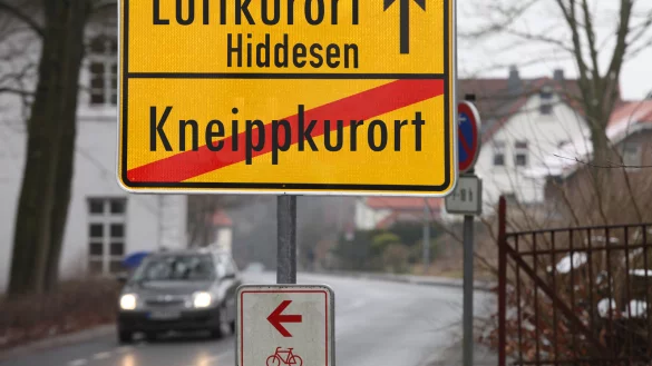 Hier geht’s lang: Aus dem Kneippkurort Hiddesen soll ein Luftkurort werden. Das bedeutet auch, dass das Haus des Gastes (links im Hintergrund) erhalten und weiter betrieben wird.  - © Bernhard Preuß