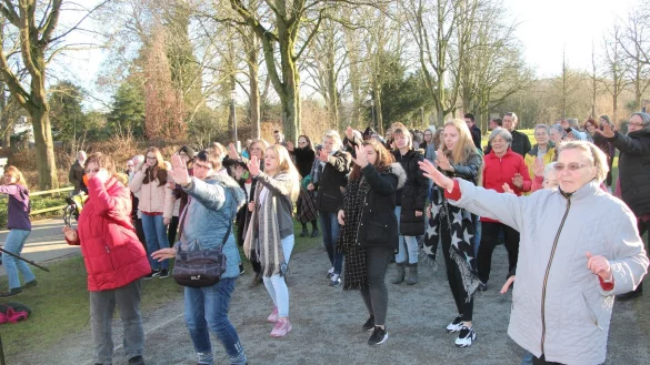 Lemgoer gegen Gewalt: Die Demonstranten beim gemeinsamen Tanz auf dem Wall. - © Marlen Grote