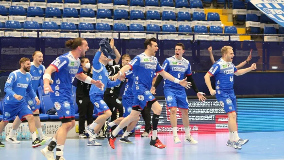 Allen voran Iasaias Guardiloa (Bildmitte) geht die Bank nach dem Ausgleich von Jonathan Carlsbogard zum 26:26 gegen FA G&ouml;ppingen steil. - &copy; Paul Cohen