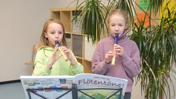 Finja Pflugrad (9 Jahre, links) und Carlotta Brehmeier (10) haben im Februar 2023 mit dem Blockflötenspiel begonnen.
Fotos: Karin Prignitz - © Karin Prignitz