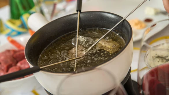Fondue- und Bratenfett geh&ouml;rt in den Hausm&uuml;ll - &copy; Foto: Christin Klose/dpa-tmn