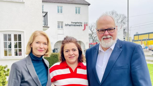 Anja Zimmermann (v. l.), Pflegehelferin Guranda Bolkvadze und Bodo de Vries hoffen auf bessere Möglichkeiten zur Gewinnung und Sicherung ausländischer Arbeitskräfte. - © Carolin Nieder-Entgelmeier