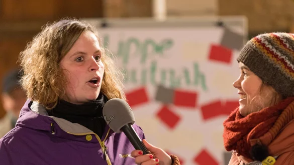 Eine Bewohnerin erzählt Moderatorin Julia Ures, warum sie gerne in Hornoldendorf lebt. - © Torben Gocke