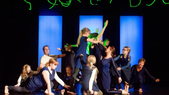 Impression einer Spielszene: Viele Detmolder stehen auf der B&uuml;hne, wenn am Freitag die Legende auf die B&uuml;hne kommt. - &copy; Birgit Sanders