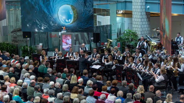 Ausverkauftes Haus beim 21. Benefizkonzert der Detmolder Sch&uuml;tzen im Foyer der Detmolder Sparkasse. - &copy; Raphael Bartling