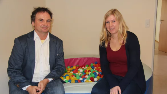 Ansprechpartner für Lemgo: Dr. Niels Hamel und Christina Eickmeier im Spieleraum des Autismus-Therapie-Zentrums. - © Tobias Schneider