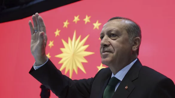 Der Staatspräsident der Türkei, Recep Tayyip Erdogan, winkt bei einem Treffen mit Anhängern in Istanbul (Türkei) dem Publikum zu. In Deutschland und anderen europäischen Ländern lebende Türken können seit Montag über eine starke Ausweitung der Machtbefugnisse des türkischen Präsidenten Recep Tayyip Erdogan abstimmen. In der Türkei wird darüber am 16. April abgestimmt. - © dpa