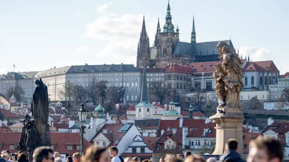 Touristen in Prag - &copy; Foto: Monika Skolimowska/dpa/dpa-tmn