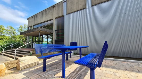 Die Turnhalle am Hackemack bekam im Zuge der Modernisierungsarbeiten im Inneren auch einen Aufenthaltsbereich vorm Eingang. - &copy; Nadine Uphoff