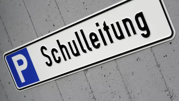 Ein Schild weist vor einer Schule in K&ouml;ln (Nordrhein-Westfalen) auf einen f&uuml;r die Schulleitung reservierten Parkplatz hin. Schulleiter werden an vielen Hauptschulen Nordrhein-Westfalens vergeblich gesucht. Die Aussicht auf bessere Bezahlung lockt nur wenige auf den Chefsessel einer aussterbenden Schulform. - &copy; dpa