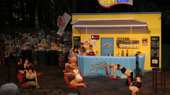 Das Nachtleben macht auch vor der &bdquo;Hei&szlig;en Ecke"auf der Reeperbahn keinen Halt.  Zur scharfen Currywurst werden lockere Spr&uuml;che und Ratschl&auml;ge gratis serviert. - &copy; Joline Heller