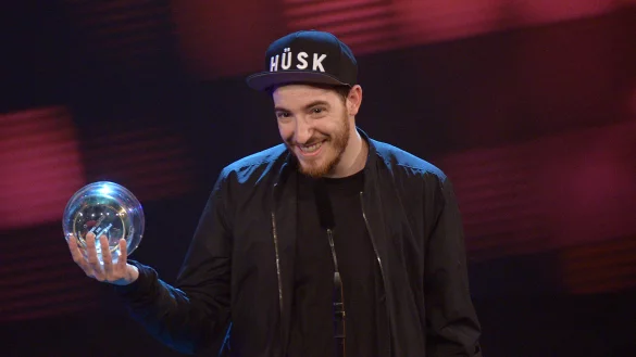 Der Musiker Casper freut sich am 05.12.2013 in Bochum (Nordrhein-Westfalen) bei der Verleihung der 1Live Krone 2013 &uuml;ber die Auszeichnung in der Kategorie "Beste K&uuml;nstler". Der Rapper Casper bekam am Donnerstag gleich zwei Preise verliehen. - &copy; dpa