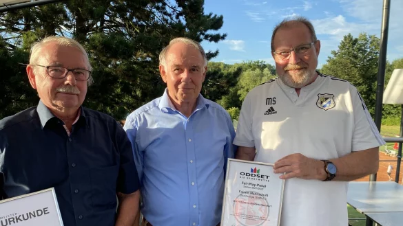 Dr. Klaus Meyer-Ahrens vom Post-TSV Detmold (von links), Staffelleiter Adolf Muhr und Martin Sander von der SG Hiddesen-H'dorf. - &copy; Sebastian Lucas