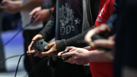 Gamer mit Controller - &copy; Foto: Henning Kaiser/dpa-tmn