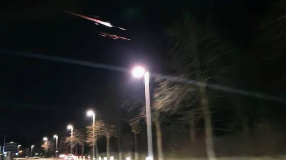 Das nächtliche Leuchten sorgte in weiten Teilen von Westeuropa für einige Irritationen. Die Aufnahmen entstanden in Sennestadt an der Lämershagener Straße. - © Privat