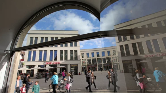 Im Spiegel der &Ouml;ffentlichkeit: das Gesch&auml;ftshaus am ehemaligen Hertie- und Karstadt-Standort. - &copy; Bernhard Preuss