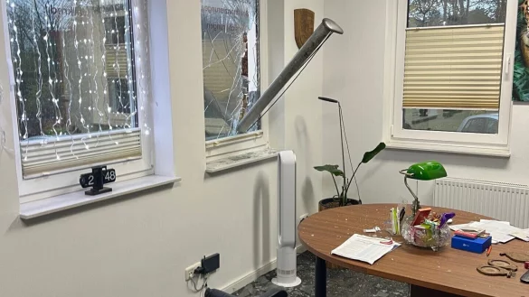 Durch den Zusammensto&szlig; landet der Fahnenmast in einem B&uuml;rofenster. - &copy; Jessie-David Post