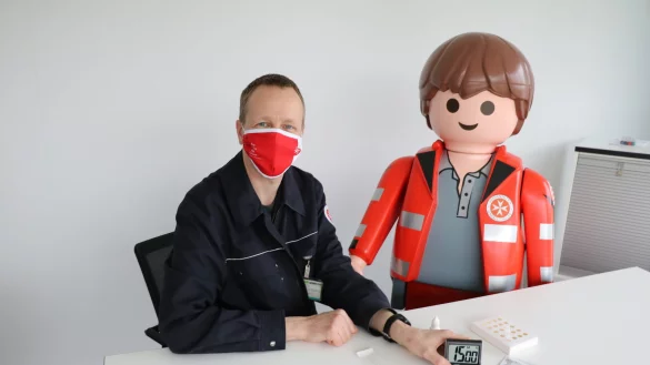 Bild: Mit PoC-Tests f&uuml;r Unternehmen und Privatpersonen wollen die Johanniter Lippe-H&ouml;xter einen Beitrag leisten, um die Ausbreitung des Corona-Virus einzud&auml;mmen. Nach 20 bis 30 Minuten Wartezeit kann Jens Hollmann (examinierte Fachkraft) vom Abstrich-Team der Johanniter das Testergebnis direkt mitteilen. - &copy; Johanniter Lippe-H&ouml;xter