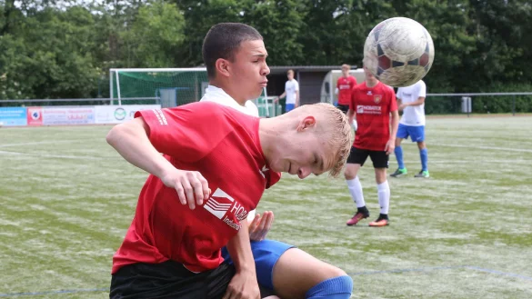 Luftkampf: Jerxens Dilxwaz Kaval (hinten) gegen Brakels Nils Krawinkel
 - © Paul Cohen(LZ)