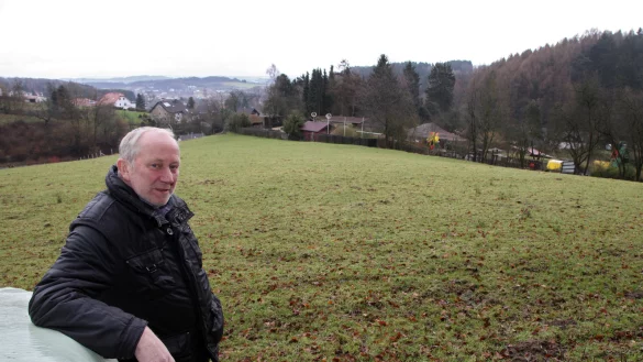 Optionen f&uuml;r die Zukunft: Vogelpark-Betreiber Friedrich-Wilhelm Eckstein m&ouml;chte sich die M&ouml;glichkeit zur Erweiterung des im Hintergrund zu sehenden Parks durch die angrenzende Wiese in seinem Besitz offen halten. - &copy; Bernhard Preu&szlig;