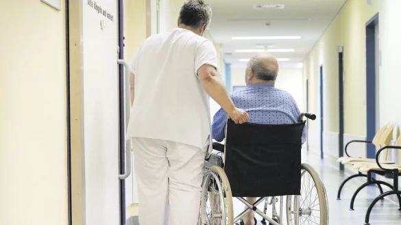 Dauerstress: In vielen Kliniken und Krankenh&auml;usern mangelt es an Pflegepersonal. Teilweise ist eine Krankenpflegerin f&uuml;r mehr als neun Patienten gleichzeitig zust&auml;ndig. - &copy; Sebastian Kahnert/dpa