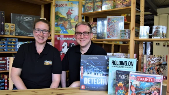 Spielen ist ihre Leidenschaft: Ihre private Sammlung z&auml;hlt rund 300 Spiele. F&uuml;r den Online-Versand bietet das Fromhausener Paar Janica Feldt und Sven Findeisen mit mehr als 1000 verschiedenen Versionen Spielspa&szlig; an. - &copy; Greta Wiedemeier
