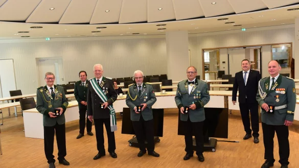 Geehrte Sch&uuml;tzen samt Landrat (von links): Wolfgang Kirstein, Stephan Breuning, Heiko R&uuml;ter, Paul  K&ouml;ster, Martin Dannhauser, Dr. Axel Lehmann und Detlev Bierwirth.&nbsp; - &copy; Nicole Ellerbrake