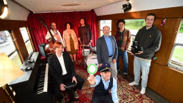 Das symbolische Startsignal f&uuml;r den &bdquo;Wunderland-Express" gibt Raphael Kahlert von der Landeseisenbahn Lippe. Um ihn herum gruppieren sich (von links) Matthias Klause-Gauster, Alexander Quaet-Faslem, Christin Kirsch, Helge Neuhaus, Thomas Behrend, Isabel Remer und Josha Vinke. - &copy; Nicole Ellerbrake