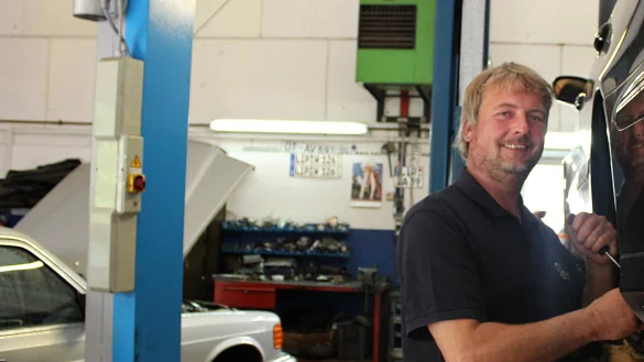 Fachmann: Achim Vo&szlig;, der Benz-Doc, setzt an einem Kundenfahrzeug die Bremse instand. - &copy; Dohna