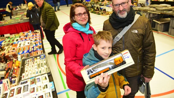 Barbara (von links), Leo Konrad und Kai Rügge stöbern im Angebot der Modellbahnbörse - © Nicole Ellerbrake