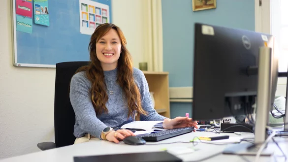 Nora Moos verantwortet seit September gemeinsam mit ihrer Kollegin Kathrin Prill (derzeit in Elternzeit) die Koordination des Ehrenamts in Detmold. - © Torben Gocke
