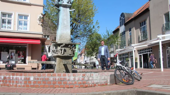 Auch wenn das Wasser wieder sprudelt, der Marktplatz in Lage k&ouml;nnte mit Hilfe des ISEK noch sch&ouml;ner gestaltet werden, ist B&uuml;rgermeister Matthias Kalkreuter &uuml;berzeugt.&nbsp; - &copy; Cordula Gr&ouml;ne(LZ)