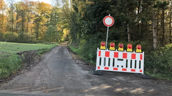 Durchfahrt verboten? Das sieht offensichtlich nicht jeder ein. Sperre und Schild wurden zur Seite ger&uuml;ckt, zuvor wurde die Sperre einfach &uuml;ber den Acker umfahren. - &copy; Angelika Schapeler-Richter