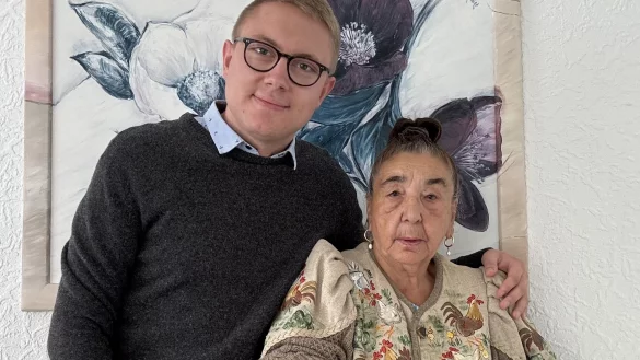 Louis Pawellek mit der Holocaust-Überlebenden Agnes Geisler. - © Louis Pawellek