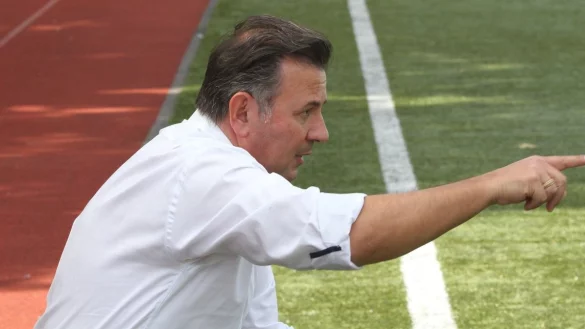 Klare Zeichen von der Seitenlinie: Ediz T&uuml;rkmen, Trainer und Vorstand des TBV Lemgo, will diese Doppelrolle bis zum Saisonende aus&uuml;ben. - &copy; Sebastian Lucas