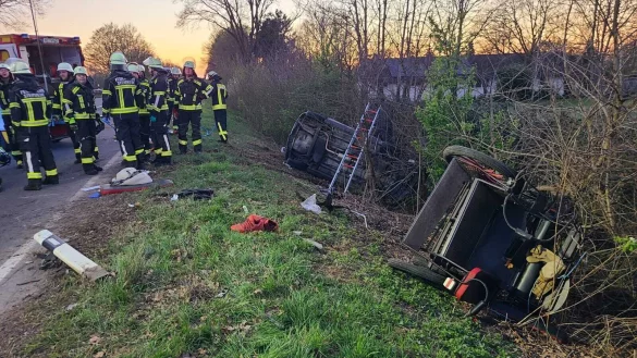 Verkehrsunfall in Stemwede-Dielingen: Die Löschgruppe Haldem-Arrenkamp befreite eine Person mit hydraulischem Rettungsgerät aus dem Auto. - © Feuerwehr Stemwede